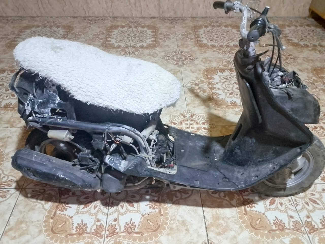 دراجة فراشة  شغالة بس ابيع كوم حديد 
ب 200 وبيها مجال مكاني البصرة القبلة 
***********
الشراي يتصل
