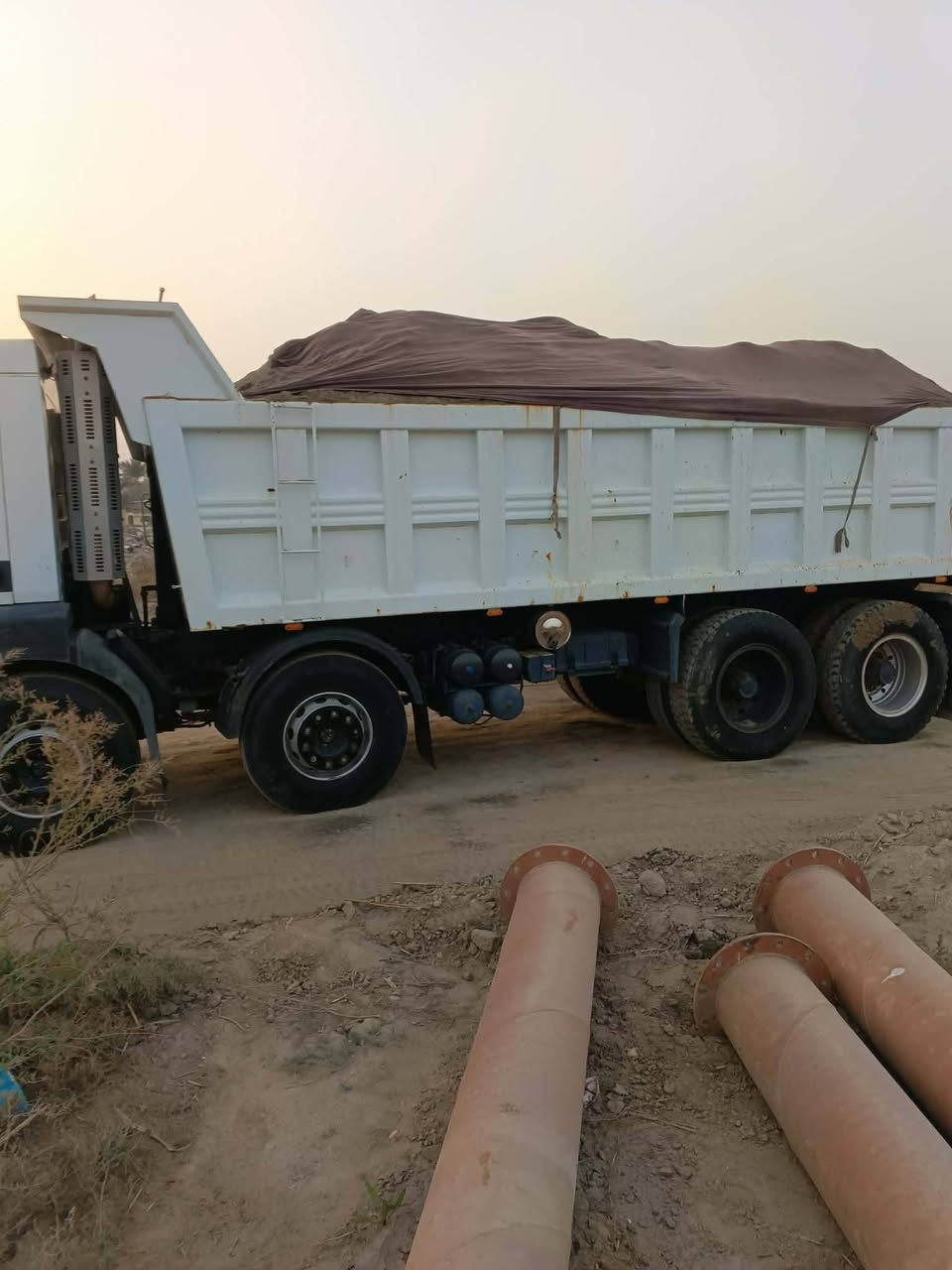 السلام عليكم رينو قلاب ومحركموديل 2000 سياره مكفول من كير  وشاصي   حجم محرك 385 بم ونوزل سيارة خير من الله  جازه للشغل اني مكلف بل نشر  رقم صاحب سيارة  ابو وسام ***********@@@***********
