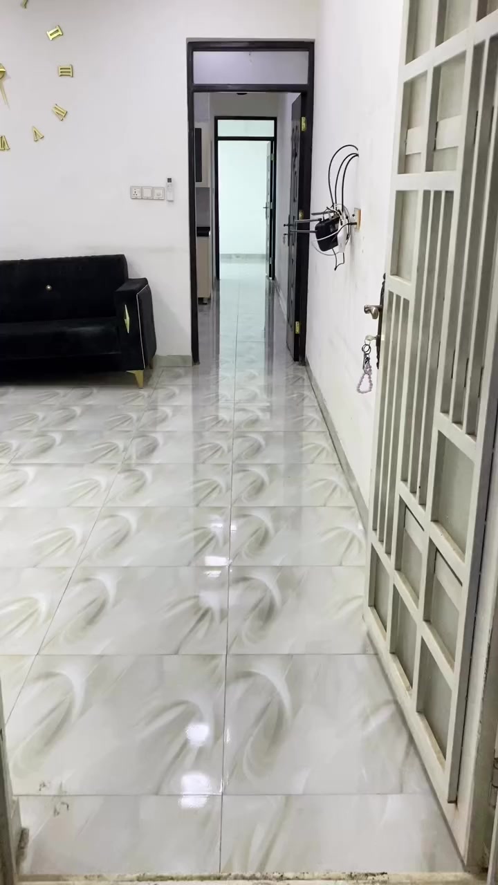 شقة حي حطين شارع الاطباء قرب شارع السفارات/مساحة الشقة ١٠٠متر تحتوي على صالة ومطبخ وغرفة وصحيات الشقة مجهزة بكاونتر كامل مع الطباخ جاهزة كهربائيات بناء حديث الشقة طابق اول للاستفسار الاتصال (***********).
