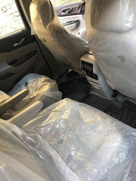 للبيع سيارة:GMC اكاديا فئة SLE لون نيلي   
•الضرر:جاملغ مال سايق 
•الرقم :بغداد بسمي سنويه جديده هسه سويتهه
•الايرباكات:سلميه
•المواصفات :
▪️السيارة:جي ام سي اكاديا SLE
▪️الموديل:2017
▪️المحرك:6 سلندر 3600
▪️العداد 140 الف  كيلو 
▪️الويل: ويل كب بلادي
حداديه هسه سويته 
▪️كامرة خلفية دوارة مع الستيرن
▪️لايتات اصفر عالي وناصي مع حاجب لدات
▪️:دواخل ابيض  دشبول جوزي 
▪️ثلاث قطع تبريد
▪️تدفئة  
▪️حساسات 
▪️6راكب 
▪️سايد بريك دكمة
▪️سستم صوت 
▪️تطعيم ملكي داخل  المركبة
▪️شاشة الدشبول:شاشة حجم كبير للتحكم بايعازات
 السيارة 
▪️بصمات للابواب عدد 4
▪️تحكم ستيرن جهتين بلوتوث وحاكية وكروس سرعة وتحكم صوت 
▪️منافذ USB امامي وخلفي
▪️نظام ABS مانع انزلاق
▪️السيارة نظيفة  كلش  
 مناقصه اي شي شغل وطلع  
شراي يتصل ***********
