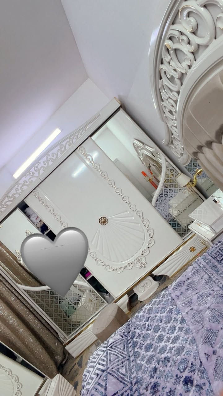 غرفه نوم ايطالي
سرير نفرين

كنتور خانات واسعه 

ميز تواليت

كومديات عدد 3 

طابوريه


**إذا كنت صاحب هذا الإعلان وتريد حذفه لأي سبب، رجاءا أرسل رسالة إلى الدعم الفني**