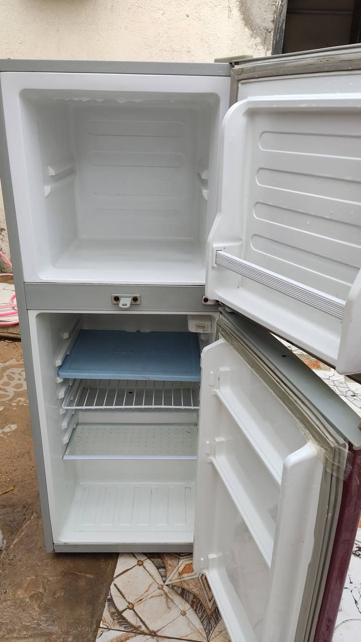 ثلاجه نضيفه حلوه شقاله للبيع سعر 100 وغيره طوله متر  20  مكاني ابي الخصيب  ‏‪0770 863 1837‬‏
