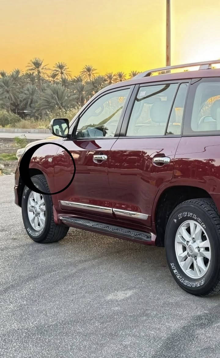 السلام عليكم
 لاندكروز 2011 ستينيه ماروني اللون
اصل فول مواصفات 1/1 
ماشية 119 حقيقي
رقم بغداد الجديد أنكليزي الدولي باسمي 
فقط صبغ جاملغ امامي بدون فتح وشبر بالباب السائق وسونر موجود✅
مواصفات GXR.i يعني فول vip اصل ستينيه 
فتحة سلايت 
محرك 6سلندر 
بصمه + بصمه ابواب 
7راكب                     
ثلاث قطع تبريد 
كشنات جلد بقلاوة 
كرسي كهرباء 
٨ ايرباك
تحكمات ستيرن جهتين مو جهة وحدة
فور ويل  
ثلاجة 🧊 
كامرة خلفيه
دفلوك ونضام زحف 
لايت زنون اصل 
لد آمامي خلفي 
اشاير بلمري 
اشاير بلجاملغ
حساس امامي خلفي 
ارضيات بيجي مال شركه تويوتا الأصليات
مكينة كفاله عامه لاتبخير لاتنقيص ولاصوت 
كير وضع الشركه مكفول كفاله عامه 
تخم تايرات اربعه جديدة دنلوب ياباني اصلي 
الحدادية الاماميه والخلفيه كلها جديدة وجاهزة 
السعر (( 300 )) وبيها مجال بسيط 
مكاني بغداد/ البلديات // للاتصال // ***********
