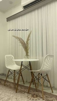 ميز طعام • مستخدم قليل