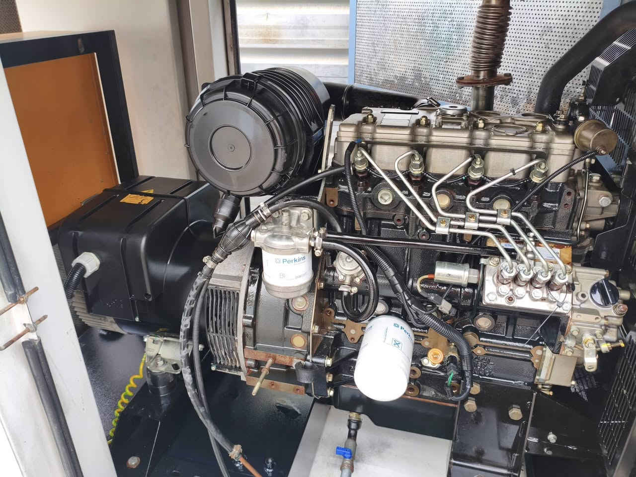 السلام عليكم ورحمه الله
للبيع
مولدة بيركنز إنكليزي بزون
٤سلندر. ٢٠كيفي
مواصفات خاصة 
راديتر كبير مع كاتم سوبر سايلنت 
عدد ساعات التشغيل ٤٩٠٠ساعة
توليد لوري سومير الحديث 
بلادي وضمان ع حمل 
*********** ابو شهم الزبيدي 
بغداد عوريج
