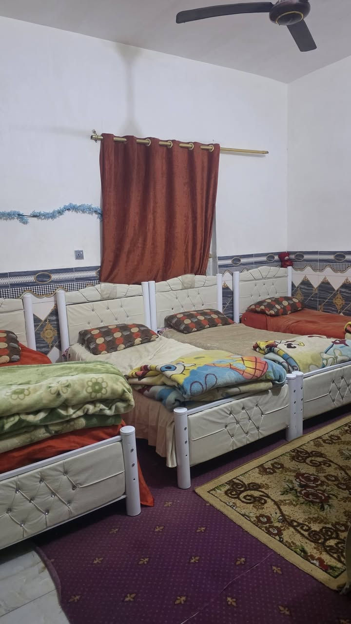 السلام عليكم
بيت في حي الزيتون زراعي سند 25 مساحة البيت 220 
يحتوي على غرفتين وصاله ومطبخ وطارمه وصحيات داخل وخارج واستقبال ما كامله للاستفسار الاتصال على الارقام التاليه
***********
***********
