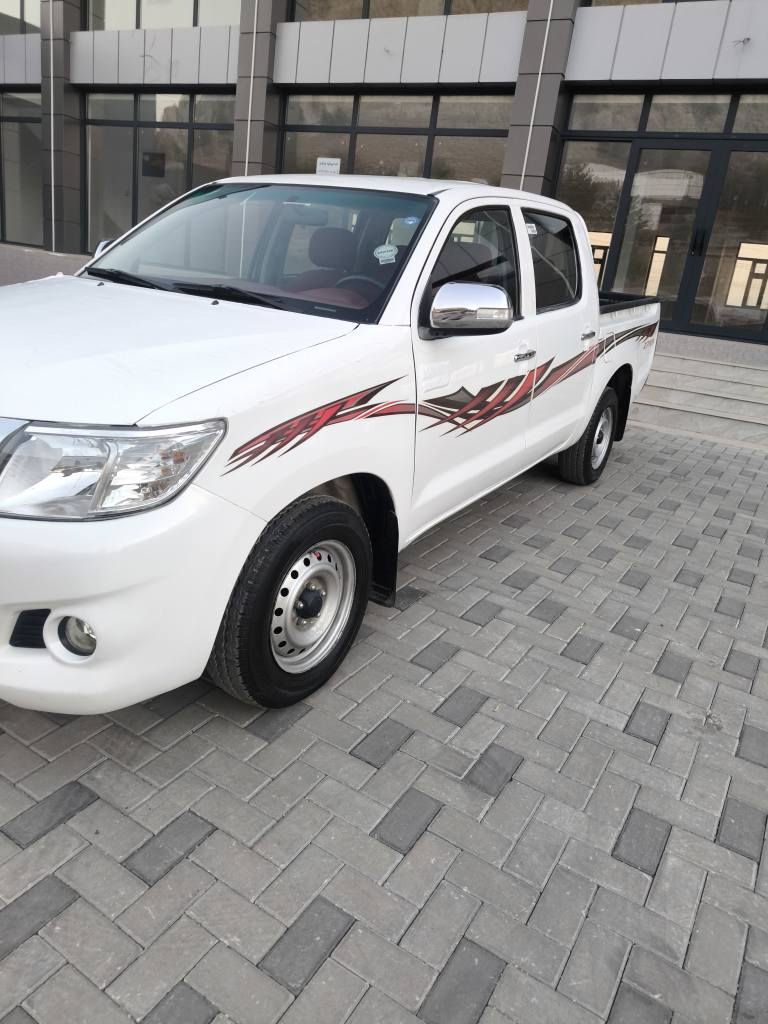 توێتا هایلۆکس 2014 پارچە ڕەش لەسەر ساقی
*********** watss app السليمانية, العراق
