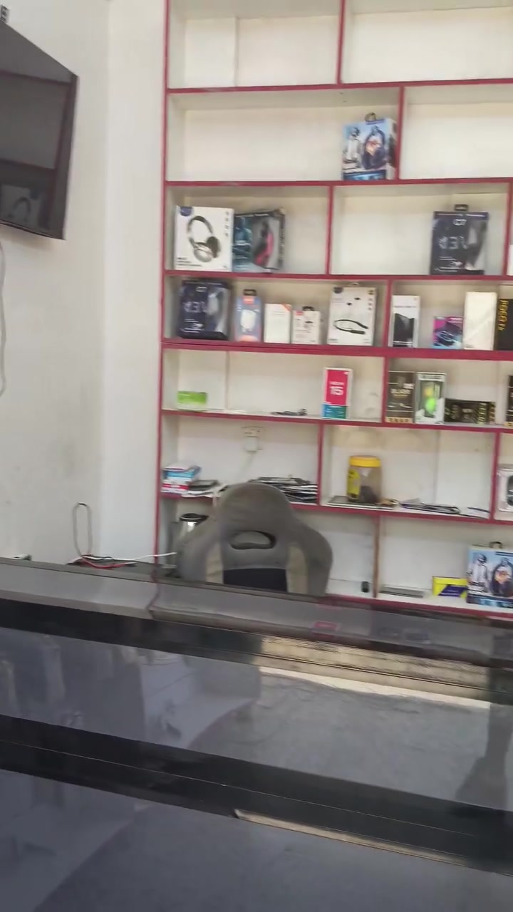 السلام عليكم
محل موبايلات كامل للبيع 
يحتوي:
5 فاترينات 3 رفوف 
ميز صيانة 
منظومة كاميرات
سبلت
ثلاجة بلازما جام خانة
إكسسوارات
مكاني بغداد العبيدي
السعر ١٧٥٠
للتواصل:***********
