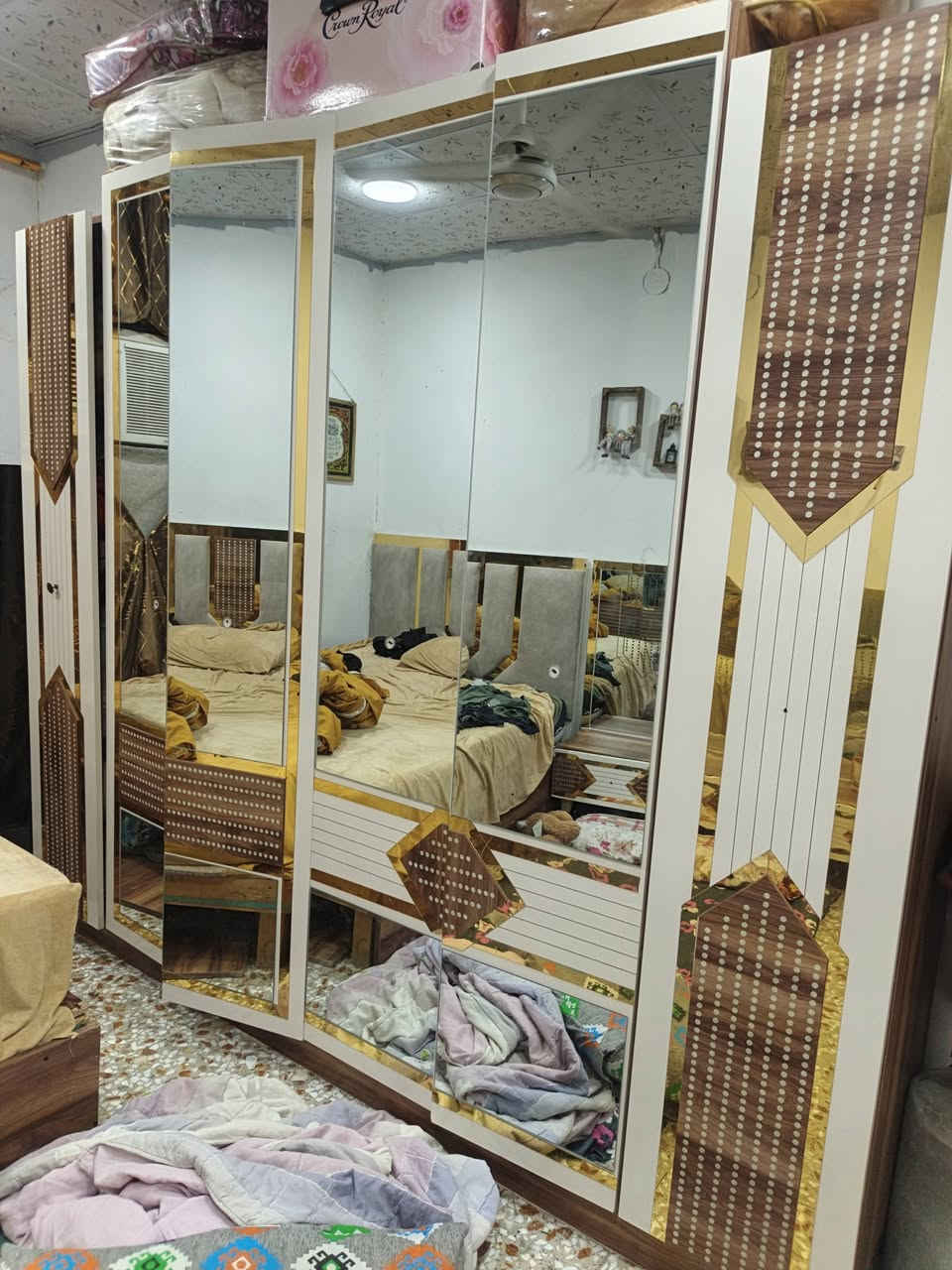 سلام عليكم غرفه لبيع تركيه بس لجرارات ضرره وهاي صوره سعر ٤٠٠وبيه مجال وهاذ رقم تلفوني مكان بغداد شعله ***********
