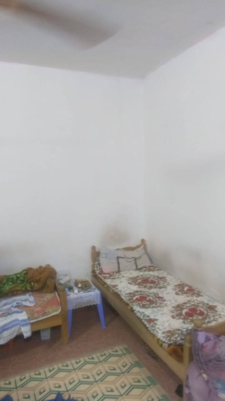 بيت لبيع  زراعي في الثورة  قريب ع خندق مساحته ١١٠ غرفه وصاله  استقبال ومطبخ حمامات داخليه وخارجية غرفه وحده فوك كامله رقم *********** مكلف بل نشر حيدر مجيد
