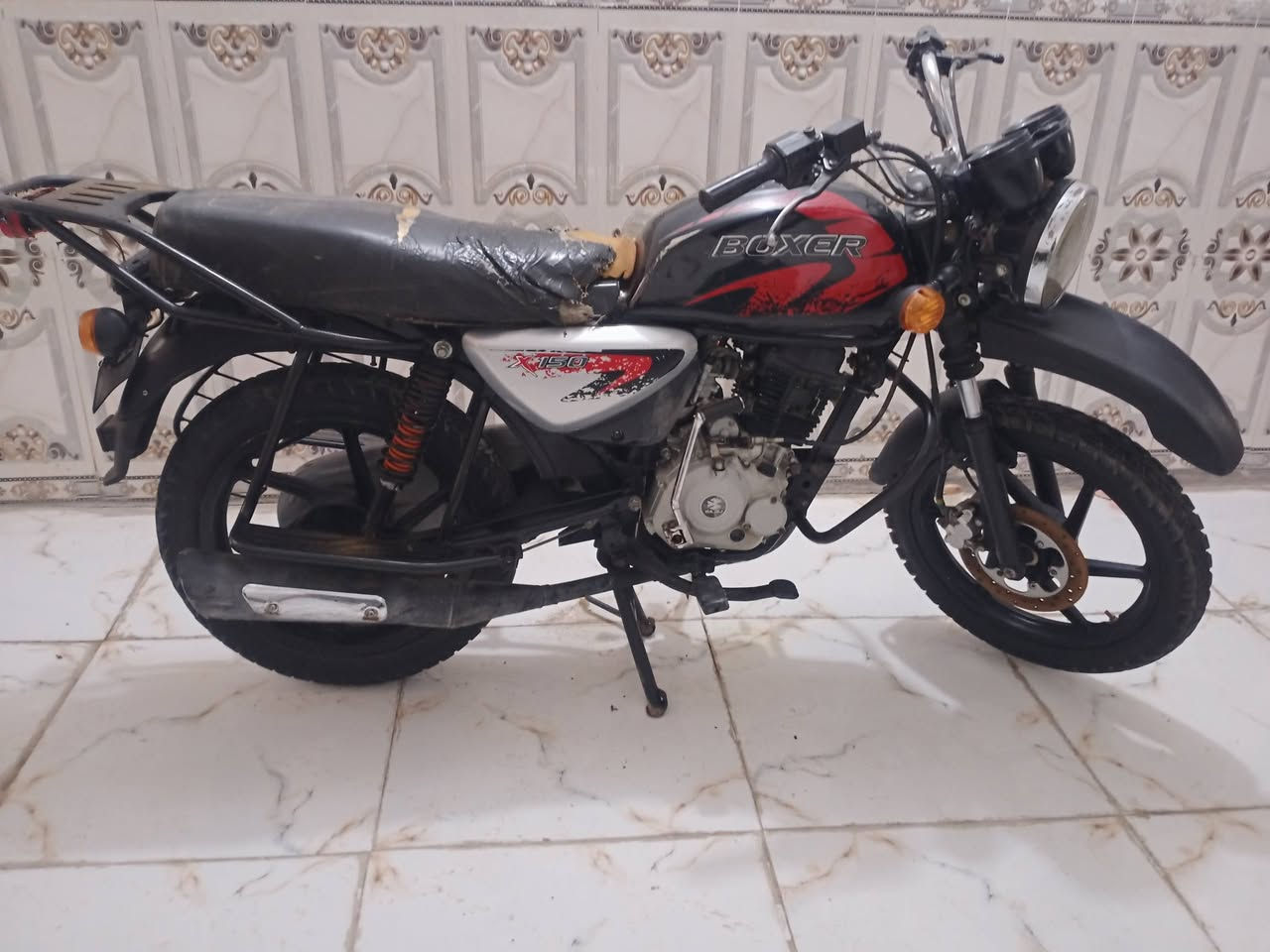 السلام عليكم بوكسر للبيع موديل 2022 دراجه كلها شغاله نقصها بس اوراق مكان بغداد السعر 650    ***********
