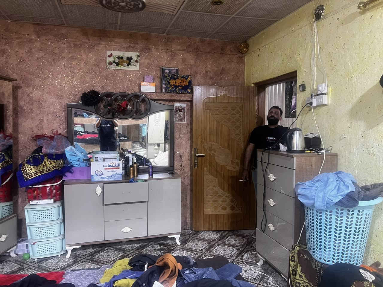 ياالله سلام عليكم بيت البيع تجاوزالمساحه مايقراب 100اله125 متر يحتوي البيت على غرف منام 1صاله ومطبخ وصحيات  علمن البيت كله عكاده وبيت نضيف وجاهز ماناقصه اي شي البيت كله سراميك الستفسار تصال على رقم تالي المعرفه المزيد وسعر وباقي تفاصيل *********** عقارات ابوعلي جابري مكان البيت 5ميل حطين
