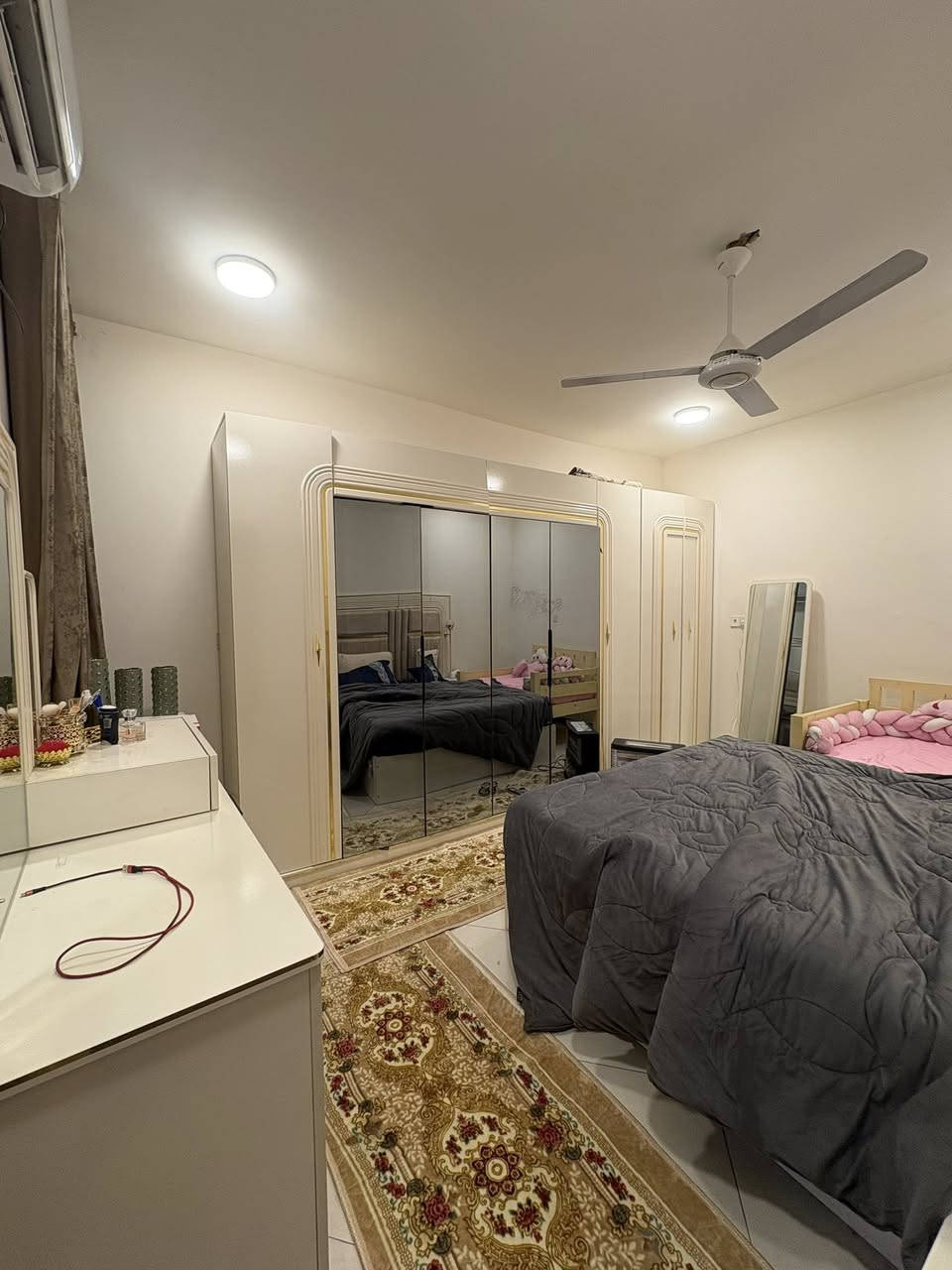 سلام عليكم دار للبيع في العامرية المحاميين قرب مجمع الموارد المائية  المساحة ٧٢ متر
4*18بناء ٢٠٢٣ حديث ونظيف جدا للبيع مع الاثاث 
يحتوي على طرمه صغيره واستقبال ومطبخ وغرفه نوم وصحيات في الطابق الاول والثاني مطبخ واستقبال وصحيات والثالث غرفه نوم حديثة وبيتونه 
الموضح بالصور سعر البيع ٣٤٠ مليون دينار مع مجال بسيط للشراي 
للاستفسار الاتصال  
***********
