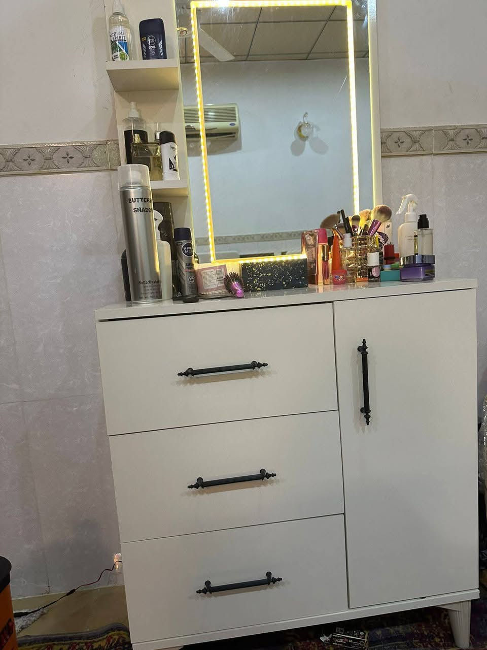 غرفة نوم حيل نظيفه السعر 350 
العنوان بغداد 
***********
