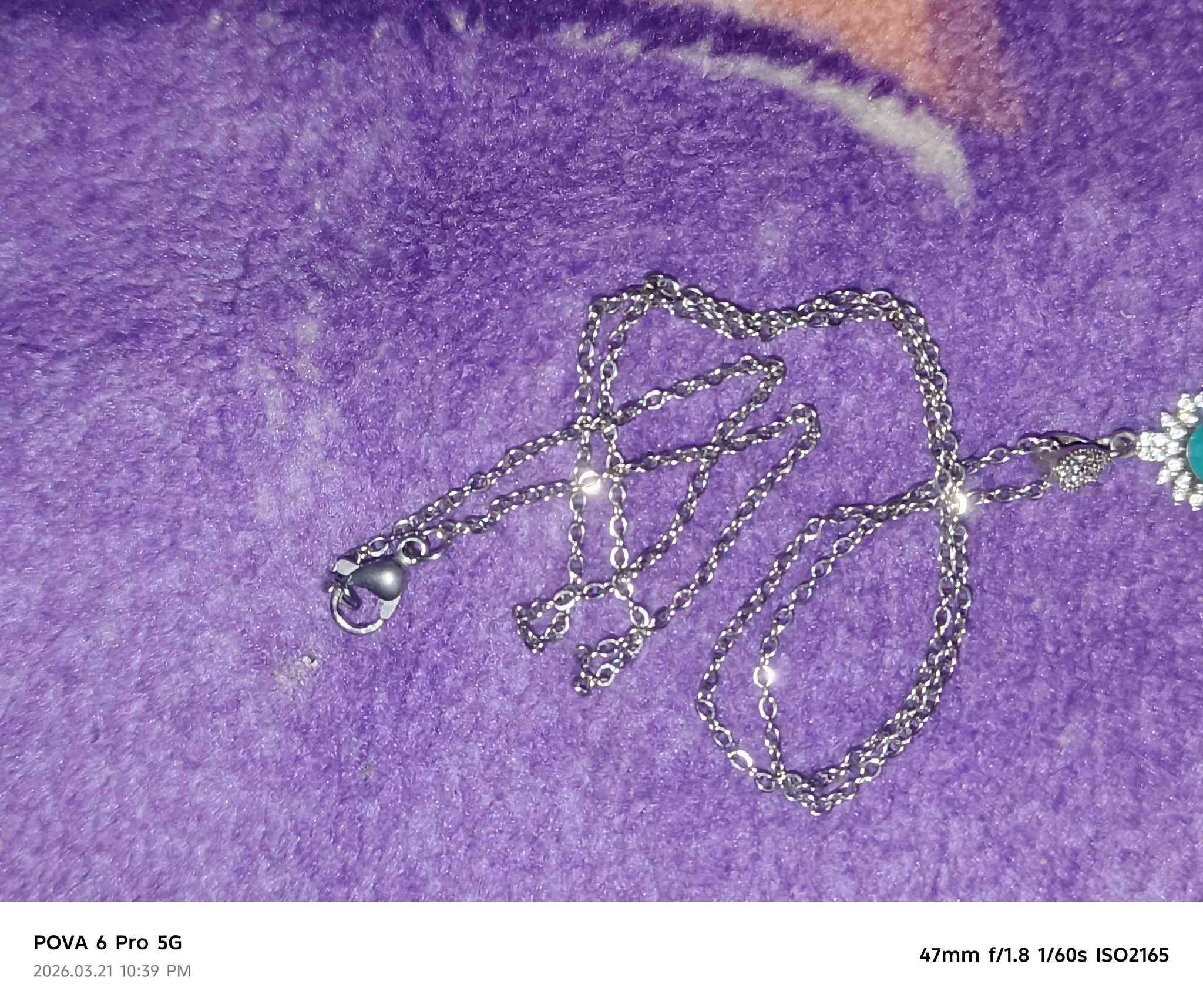 ميدالية فضية نسائية جميلة مرصعة بجوهرة

جيبسون من جناح كيان الفضي ***********
