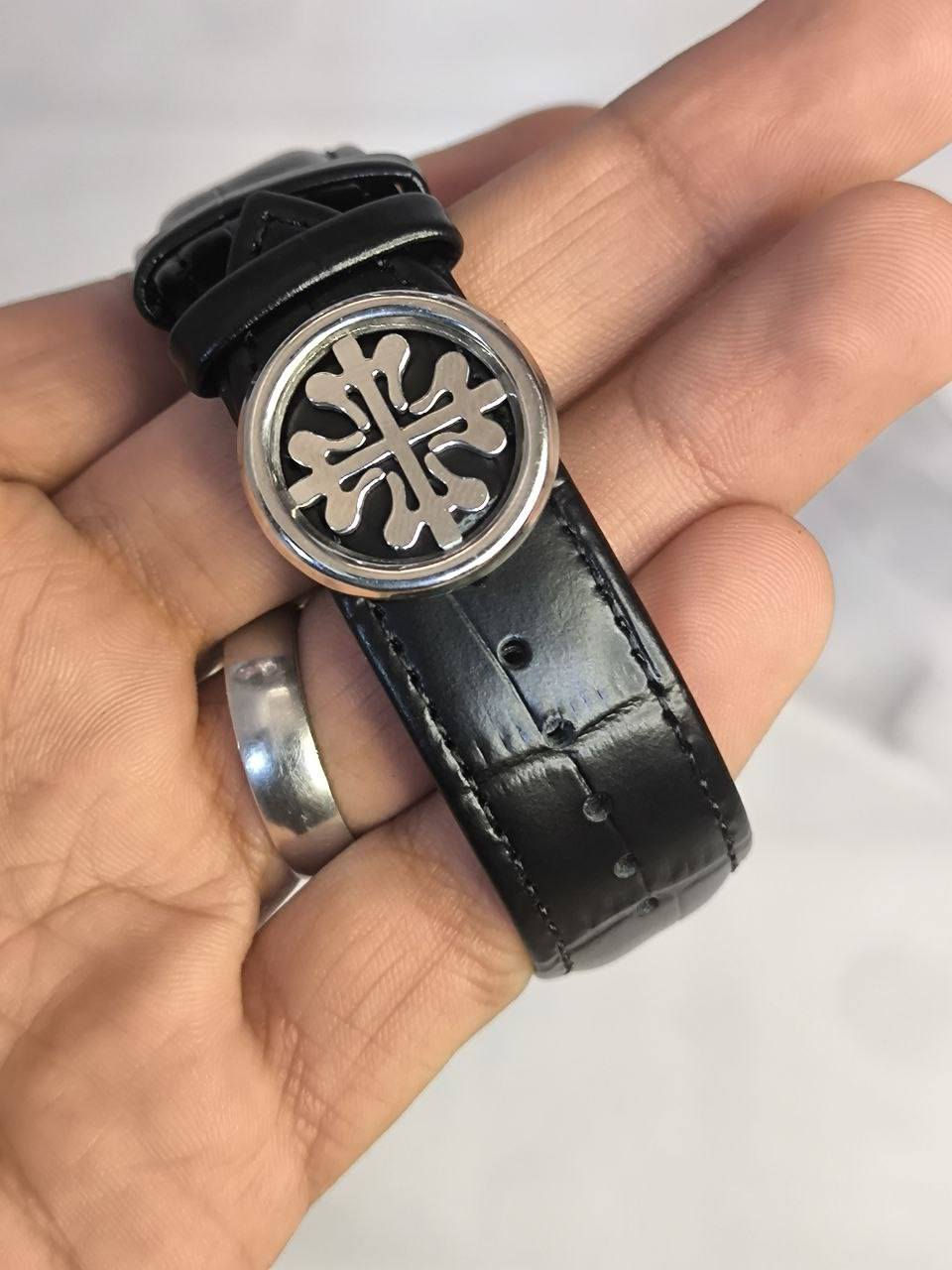 باتك فلبPatek Philippe

تحفه فنيه تتخطى مفهوم الوقت 
ميكنة اوتماتيك قلب مفتوح (جميع السناتر شغالة)
تحتوي ع4 تحكمات 1مخفي
ميناء مميزة مزودة بمنافذ تاريخ شهري وايام مع فول لامينوس ارقام واميال 
زجاج زفير ضد الخدش
مقاومة الماء والغبار 
الهيكل مصنوع ستانلس روز كولد
مختمة بالكامل
سير جلد طبيعي  

ملاحظة متوفره قطعة واحده فقط
 
السعر :- 70 الف ع اول تم 
للحجز والاستفسار يرجى الاعتماد خاص


**إذا كنت صاحب هذا الإعلان وتريد حذفه لأي سبب، رجاءا أرسل رسالة إلى الدعم الفني**