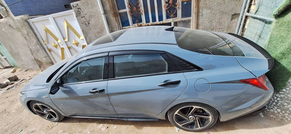 ألنترا أن لاين N line موديل ٢٠٢٣ 

رقم بغداد حرة ماشية ٣٣ الف ميل .

حادث خفيف دعامية وطخات سطحية جانبية بارد لون إسمنتي مميز.

يعني فول مواصفات وبيها محرك وگير أقوى من العادية. محرك ١٦٠٠ توربو ٢٠٤ حصان وگير DCT ٧ نمرات سبورت افضل تقنية گير لحد الآن قوة وسلاسة.

تريد إستخدام عادي تريد رياضي مع صوت كزوز مميز.

فتحة سقف سلايت كهربائي تسخين الكشنات رادارات أمامية خلفية جانبية كاميرا شاشة كبيرة نص الدشبول. مقاعد مريحة بختم ان لاين تحكم مقعد السايق كهرباء فول تحكمات قيادة ذاتية تحديد مسار مثبت سرعة وغيرها.

مكاني النجف الاشرف السعر ١٤٣

الرقم ***********
