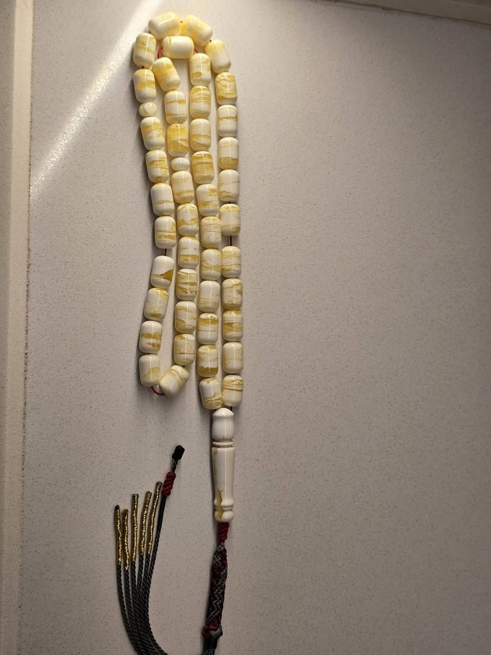 السلام عليكم اخوان مسبحتين سندلس ومستكه كويتي كركوشه VIP وقطع روعه المستكه 45خرزه الوزن 42والسندلس 47خرزه  والوزن 80للمهتم الرقم ***********واتساب او خاص
