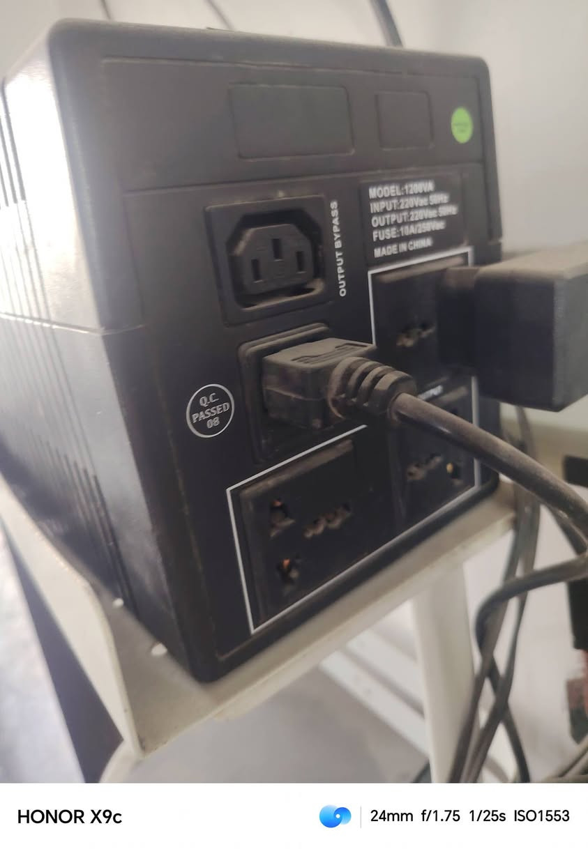 . جهاز للبيع.UPS) بقدرة 1200VA، ويستخدم لتوفير طاقة احتياطية للأجهزة الإلكترونية في حال انقطاع التيار الكهربائي. 
القدرة: 1200VA (ما يعادل 720 واط تقريباً).
جهد الإدخال والإخراج: 220 فولت.
المنافذ: يحتوي على 3 مقابس بريطانية (UK Sockets).
الحماية: مجهز بفيوز (مصهر) بحجم 10 أمبير/250 فولت.


**إذا كنت صاحب هذا الإعلان وتريد حذفه لأي سبب، رجاءا أرسل رسالة إلى الدعم الفني**