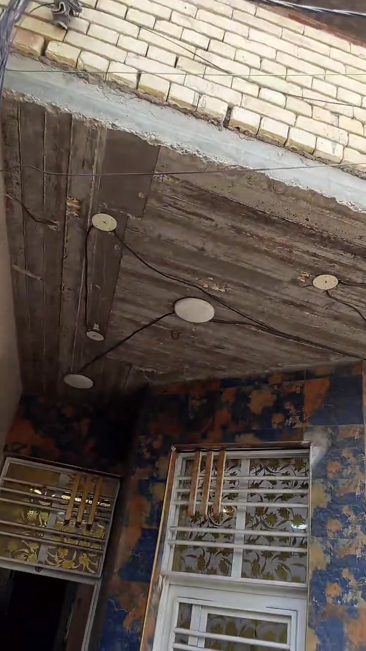السلام عليكم بيت في منطقة الرشاد شارع القاعده اول استداره تحديداً شارع السجن اول فرع ثاني بيت على اليسار مساحة البيت 100 متر بناء درجه اولى طابوك يحتوي على استقبال ومطبخ حار ومطبخ بارد صحيات 3 ، وثلاث غرف للأستفسار اتصال على هذا الرقم ***********
