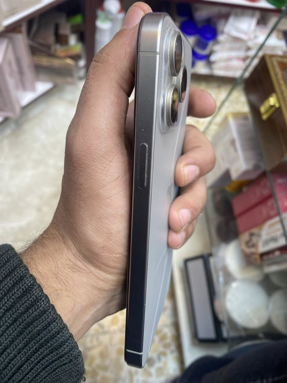 للبيع أيفون ١٥ برو ماكس ذاكره ٢٥٦ بطاريه ٩٠ كارتونه وياه جهاز نضيف بس وكع مني وصار فطر بالضهر والشاشه مرات تطفه شويه وتشتغل طبيعي ابيعه الك كفاله عامه ما عدى الشاشه 
وسعره مناسب ٦٧٠ وبي مجال قليل الشراي تعال خاص او اتصل ع هذا الرقم *********** جماعه ال ٥٠٠ و٥٥٠ لا تراسلني ولا تتصل
