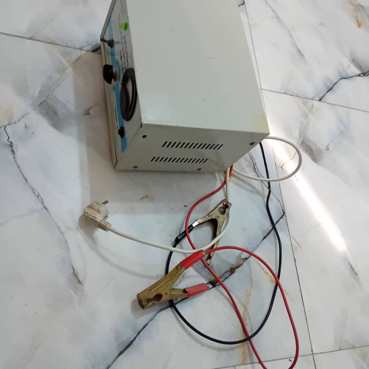 لبيع
شاحنه بطاريات شغاله كبيره
***********
