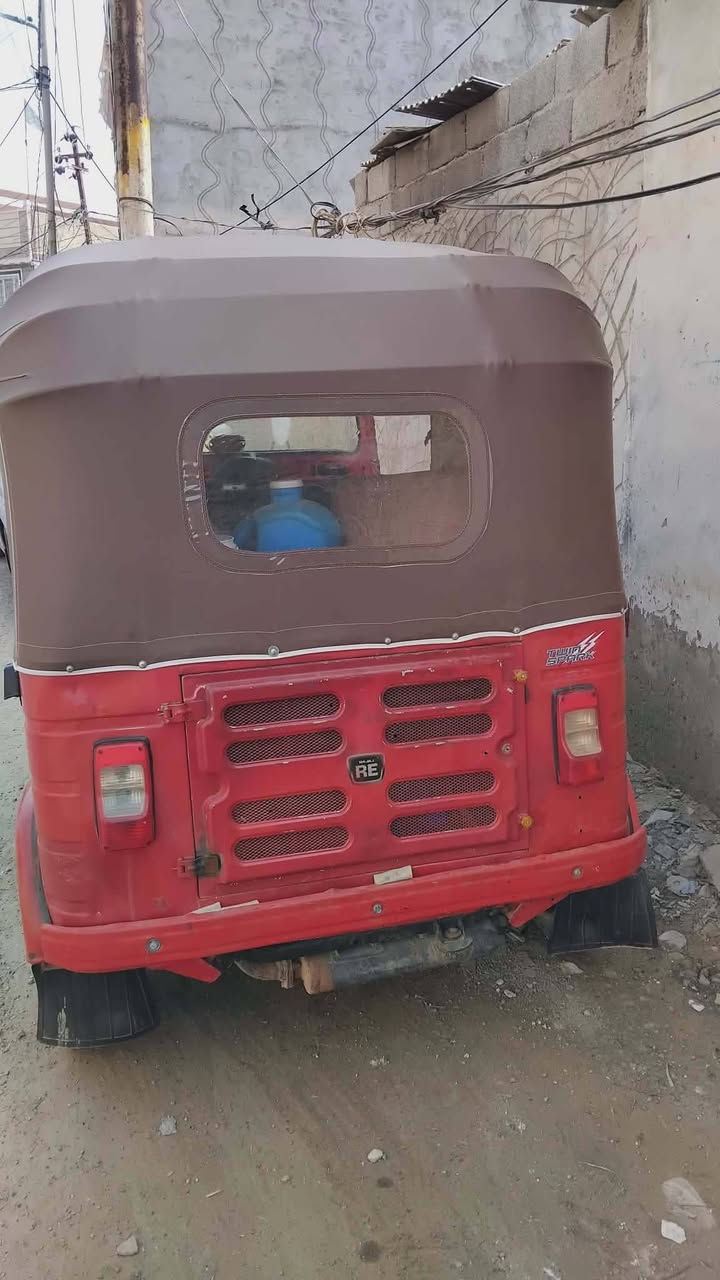 سلام عليكم  تكتك باجاج للبيع
موديل 18 بدون اوراق 
محرك مكفول 
كهربائيات كلهة تشتغل 
محرك شرط فحص تكتك خير من الله 
مباشرتن للشارع امانت الله 
سعر 3/200 
مكاني ديالى 
***********
