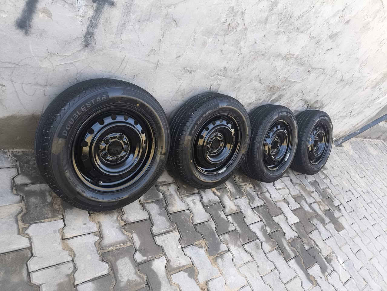 سلام عليكم تخم ويل معه تخم تاير للبيع جدد شرط عنوان نجف رقم موبايل ***********واتساب سعر 190الف
