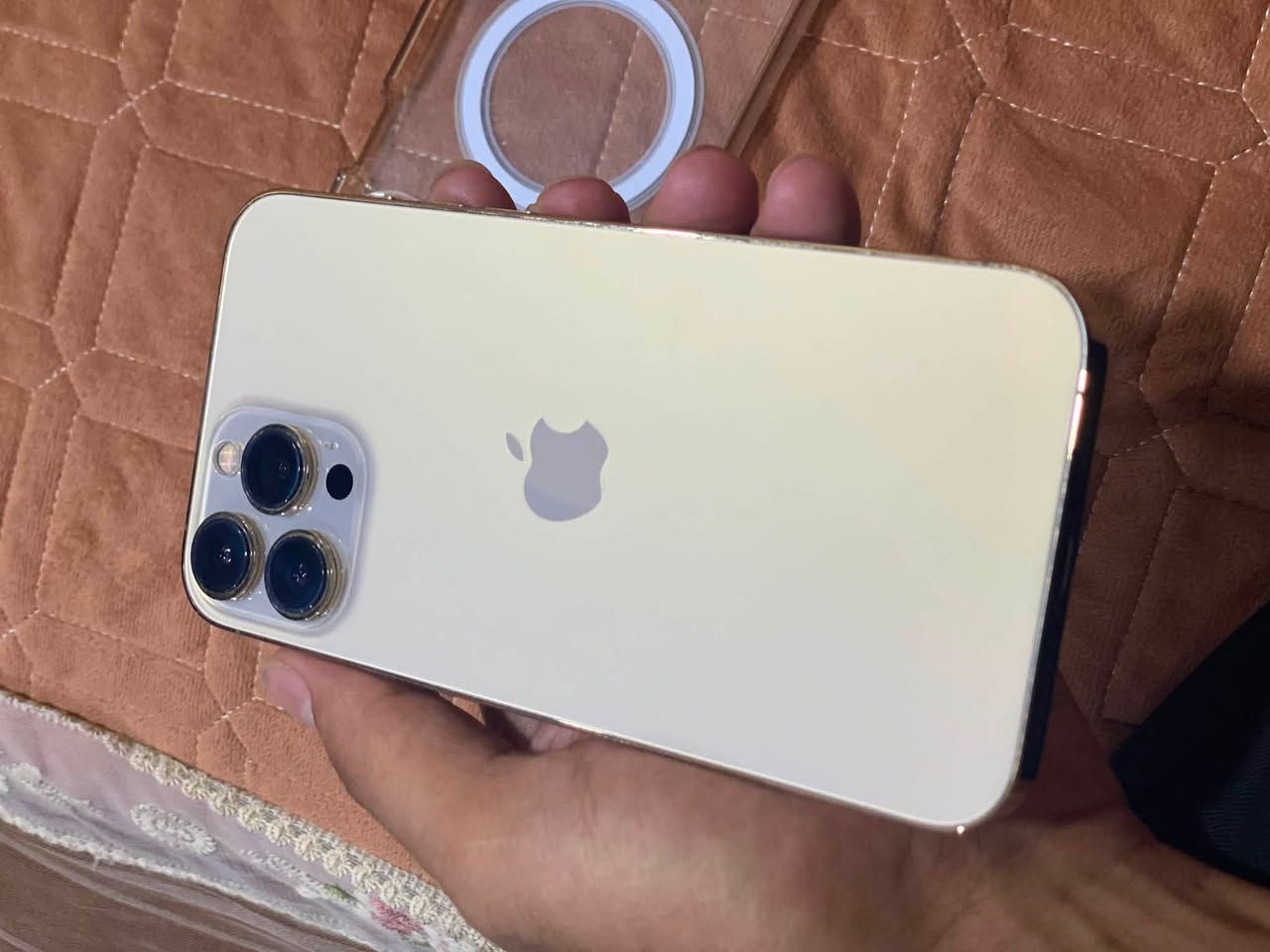 السلام عليكم
ايفون ١٣ برو ماكس 
لون ذهبي 💛
بطاريه ٨٠ بلاديه ✅
ذاكره ٢٦٥ ✅
جهاز وتر بروف كفاله عامه ماداخل صيانه 
فقط بي خط خفيف بلشاشه لا مأثر على الجهاز ولا شي وانطي ضمان شاشه .
***********
