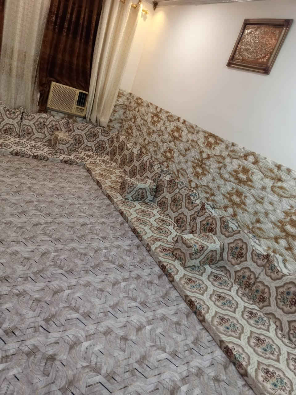 ديوان كويتي مستخدم قليل 14متر للاستفسار على رقم او واتساب ***********
