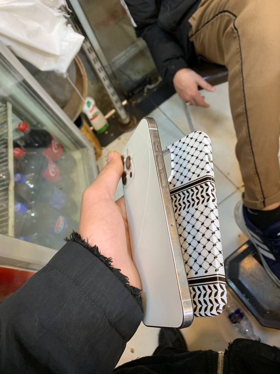 السلام عليكم 
ايفون ١٢ برو ماكس 
نموذج m/ZA
الذاكره ٢٥٦
البطاريه١٠٠ مبدله وانطي بيها ضمان شهر
الجهاز حيل نظيف 
لون ابيض 
بس الضهر الله وكيل البارحه نكسر تبديله ب ١٠
الكامره دمعه
مبدل شاشه اصليه شرط 
السعر ٣٢٠وبي مجال بسيط الرزق علا الله 
مكاني الموصل حي الحدباء
للاستفسار خاص او ***********
