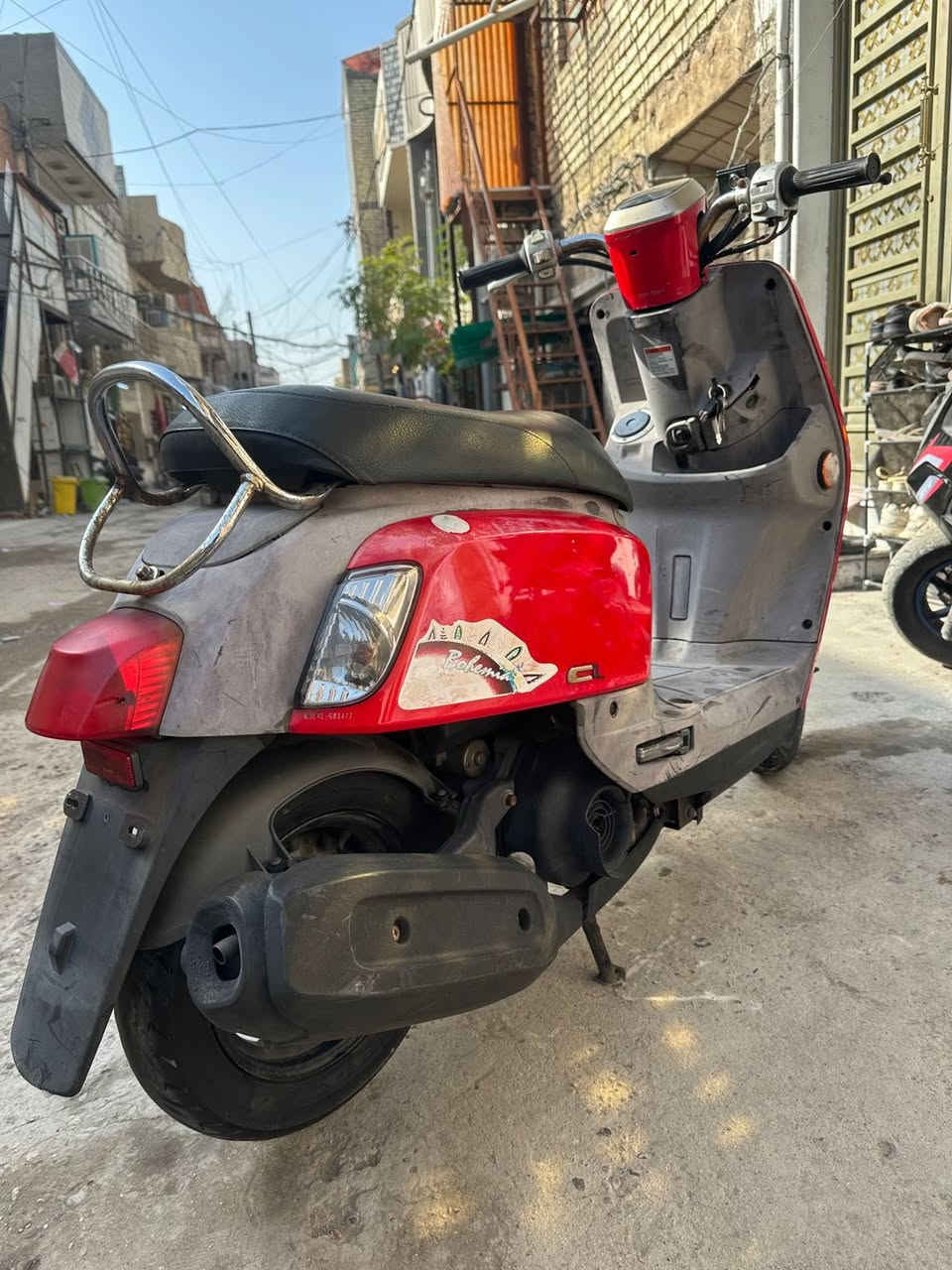 السلام عليكم للبيع بوليس مسطره مال رمبه صالها 10ايام من نازله الدراجه بعدها بحاله الوكاله نزلتها من الضلال شلعه معدل خير من الله مكينه مامدود عليها درنفيس الدراجه جديده ومابيها اي نقص وبل عافيه ع ليأخذها السعر خاص 
المكان بغداد الشعب 
استفسار ***********
