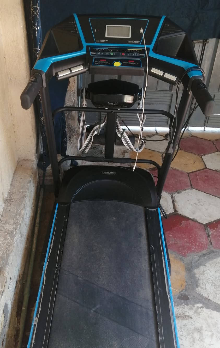 متوفر في طويريج) جهاز جري جبلي دبل ماطور كامل مواصفات صناعه شركة فتنس قابل للطي لتوفير المساحة يتحمل وزن ١٥٠  k وسرعة عالية يحتوي على مفتاح امان للتوقف الفوري وشاشه تحكم لمس قياس نبضات القلب والسرعة والسعرات الحرارية والمسافه وبلوتوث وشاحن موبايل ويحتوي على جهاز رجاج  لتكسير شحوم البطن وبي خاصية الجري الجبلي لزيادة صعوبة التمرين...(السعر ٤٥٠  ) وايضا جهاز  تمارين رياضية صغير لتمرين الساقين او الذراعين( سعره ٢٠ الف)


**إذا كنت صاحب هذا الإعلان وتريد حذفه لأي سبب، رجاءا أرسل رسالة إلى الدعم الفني**