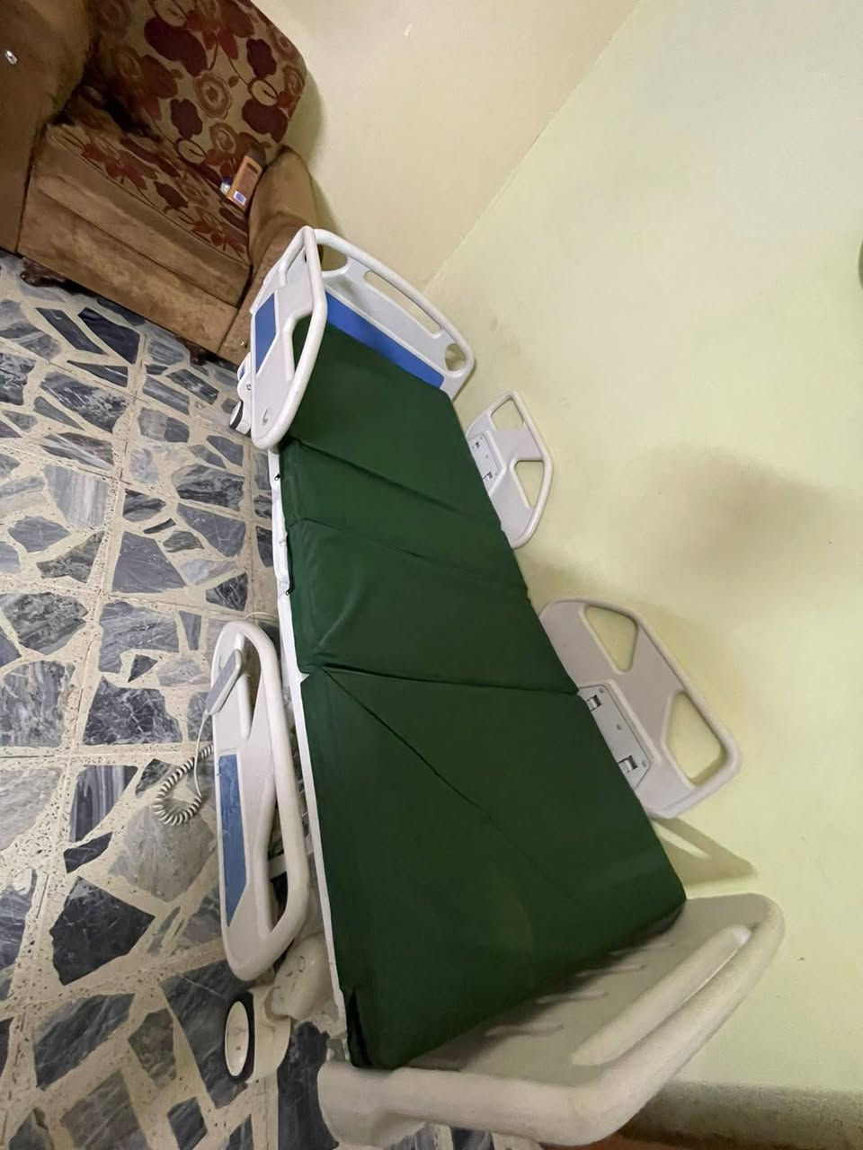 السلام عليكم عندي هذا سرير مرضى كهربائي شغال مع ملحقاته بدون اي ضرر جديد للأستفسار واتساب

***********
