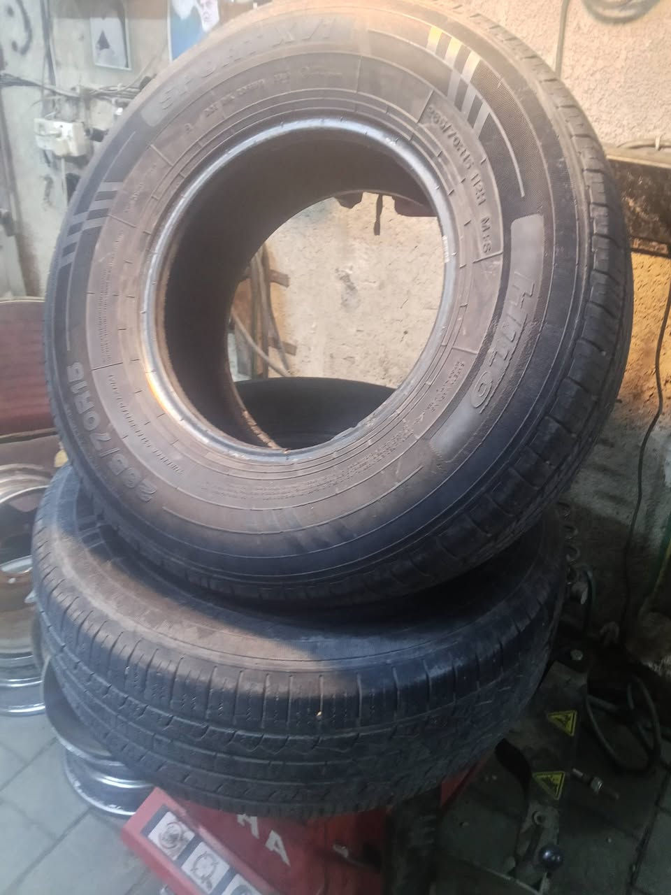 .
السلام عليكم 
زوج تايرات للبيع 
بيهن ركع وفتايل بس نضيفات 
265/70/15
بغداد مدينه الصدر 
***********
