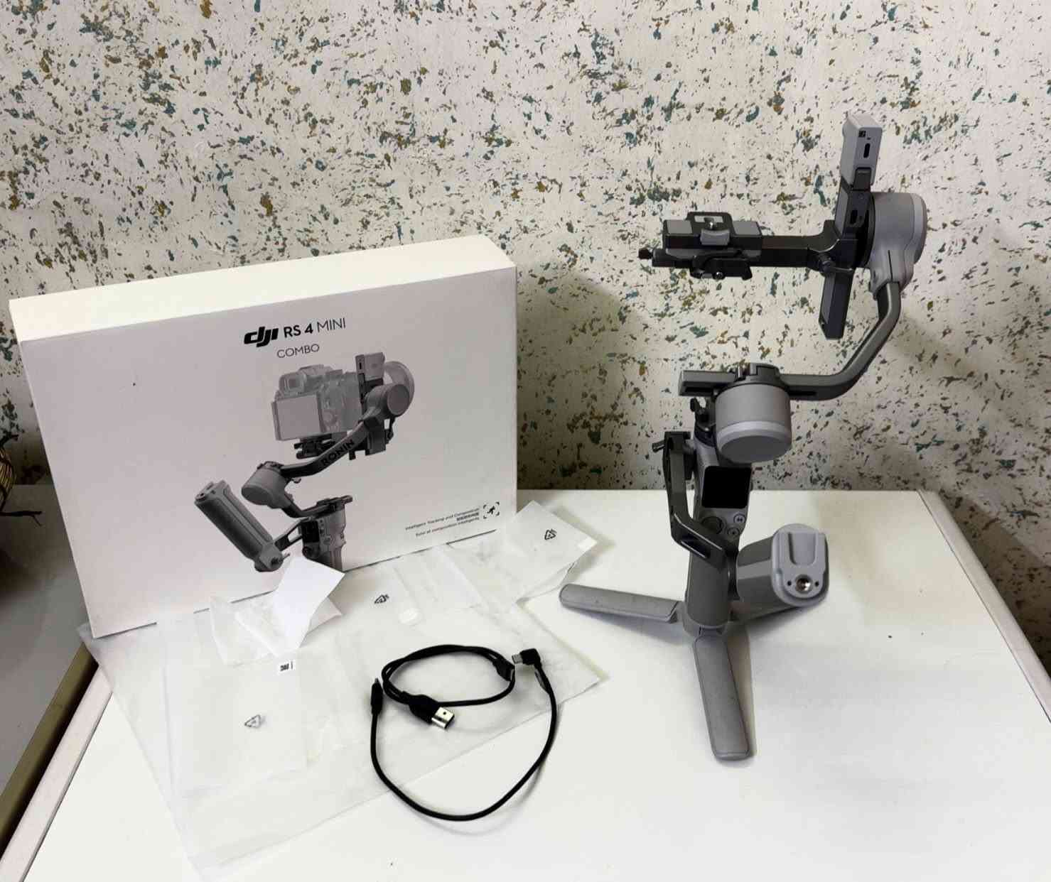 Ronin RS4 mini Combo
رونين ار اس فور ميني كومبو
اشتريتة بشهر الثاني قبل 3 اشهر 
النظافة 100%
استخدمتة 5 مرات فقط 
مشحون مرتين 
بعدة جديد حتى كارتونتة و الأكياس مالتة موجودة 
قطعة التتبع بالذكاء الاصطناعي 
هم موجودة و ممستخدمها نهائياً
سبب البيع ممستفاد من عندة لان شغلي كلة يعتمد ع الاستاند فـ ممحتاجة 
اخذتة قبل 3 اشهر بــ500$ دولار
مستعجل على بيعتة
السعر خاص او واتس اب ***********
