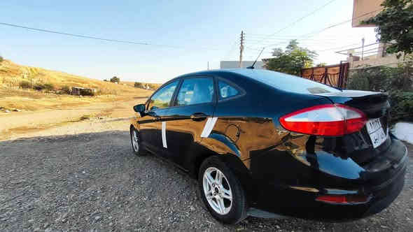 فورت فيستا
٢٠١٧
دوو پارچه هه يه بونيتي بلادي گوراوه 
كه مه ك سانسي لاي سه كني گرتيه په ره شوتي ته قيه 
سه قفي كه مه ك ته زره يه  ما باقي 
گير و مه كينه به شه رت 
به ناوكردن به شه رت
٨$ وه ره قه غرامه يي له سه ره پاش مه عامه له ده يگه رينمه وه  
٦٨ مه جال 
(***********)
گورينه وه ش ده كم به سياري گه وره 
٣ كورسي أربيل
