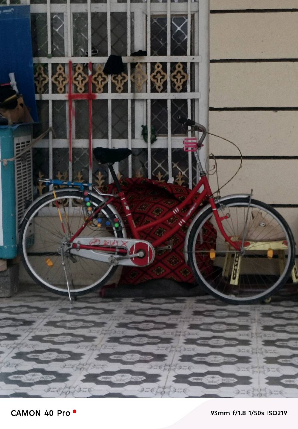 

بايسكل سيفتي حمراء بحالة ممتازة. مثالية للتنقل في مختلف الأماكن. الإطار الخارجي صلب مع تصميم جميل ومريح. تضم كشافات للرؤية الجيدة في الليل وحاملة خلفية.

