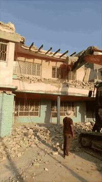 مستعدون لهدم  الدور والبنايات ورفع الانقاض وقطع البيوت المشتركه فرش جلمود و السبيس وحدل الأرض رش نفط اسود في بغداد  هاتف *********** ابوحسن  
 ب انسب انسب  الأسعار
