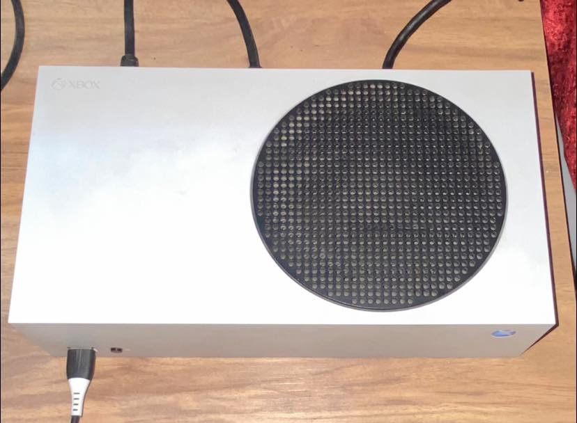 السلام عليكم
اكس بوكس سريس اس مستعمل نضيف جدا جدا
السعر300الف 
+ شاشة معروفة بي مواصفاتهة الزينة ومحاكية لل العاب الولاين 
سعر الشاشة 200الف
+يوبي اس
سعر 60الف

*** علمن انو المجموعة ما مستخدمة مدة طويلة شرط ولا جهاز منهن مفتوح 

مكاني: بغداد الغدير شارع التوت 
رقمي :***********
