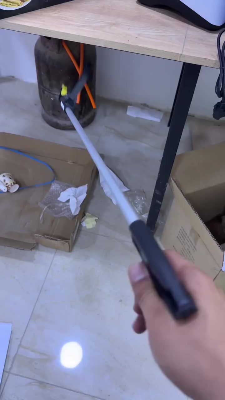 عصا ماسكة متعددة الاستخدام بطول 100 سم

الاستخدامات

التقاط الأشياء من الأرض بدون الحاجة للانحناء.

مساعدة كبار السن أو الأشخاص الذين يعانون من آلام الظهر.

التقاط الأشياء من الأماكن المرتفعة أو البعيدة.

مناسب للاستخدام داخل المنزل أو في الحدائق.

يمكن استخدامه لالتقاط النفايات أو الأشياء الصغيرة بسهولة.

المميزات

عصا ماسكة طويلة بطول 100 سم للوصول إلى الأماكن البعيدة بسهولة.

رأس ماسك مزود بأسنان داخلية لثبات قوي عند الإمساك بالأشياء.

مقبض يد مريح مع زناد تحكم لفتح وإغلاق الماسك بسهولة.

تصميم خفيف الوزن يسهل حمله واستخدامه لفترات طويلة.

رأس قابل لالتقاط الأشياء بمختلف الأحجام مثل العلب أو الزجاجات أو الأدوات الصغيرة.

هيكل معدني قوي لتحمل الاستخدام اليومي.

محتويات الصندوق

عصا ماسكة متعددة الاستخدام.

الملاحظات

طول العصا: 100 سم.

مناسب للاستخدام المنزلي أو في الحدائق أو لتنظيف الأماكن المرتفعة.

لا يُنصح باستخدامه لرفع الأشياء الثقيلة جداً.
السعر 15الف


**إذا كنت صاحب هذا الإعلان وتريد حذفه لأي سبب، رجاءا أرسل رسالة إلى الدعم الفني**