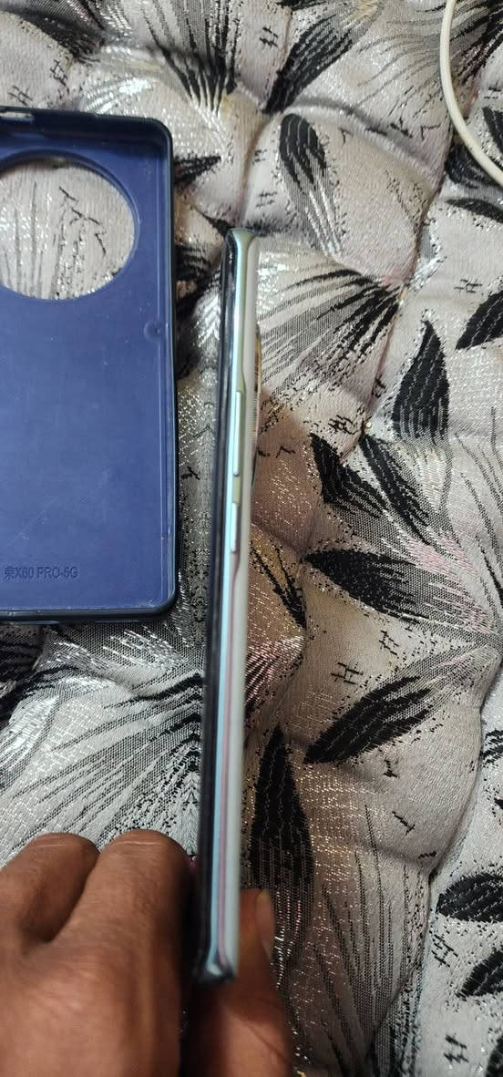 للبيع
HONOR X9c
 (جديد ونظيف استعمال فتره قليله كارتونه وملحقاته شاحنه فقط) 

الذاكرة: 12GB RAM + 256GB ROM

المعالج : 1 Snapdragon 6 Gen

البطارية: 6600mAh سيليكون كاربون

الشاشة: AMOLED بحجم 6.78 إنج، دقة 1224×2700

النظام 10 Android 16 + MagicOS

يدعم GPU Turbo للألعاب والأداء

يدعم شحن سريع

يدعم بوبجي 60 فريم سلس

تصوير فول

الجهاز نظيف جدًا، خالي من المشاكل، وكل شيء يعمل بكفاءة.
فقط بلشاشه شخط ما يأثر ع شاشه 
السعر : 300قفل 

للتواصل واتساب او الاتصال 
 *********** 
او مراسله خاص

