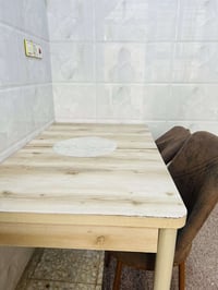 ميز طعام • ٤ كراسي • نظيف