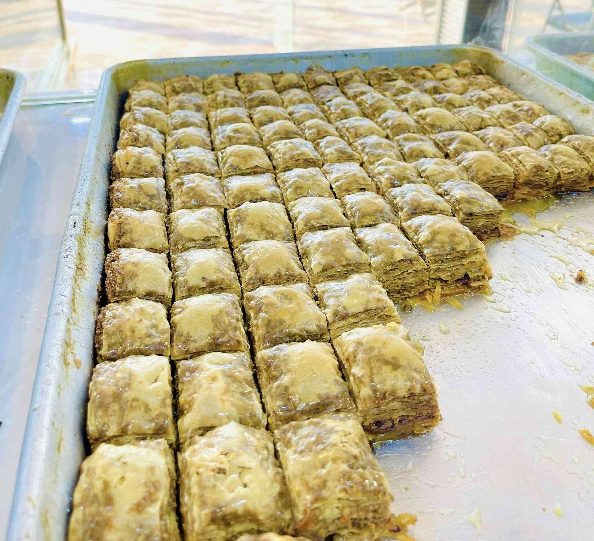 حلويات القدسي. مستعدين نوفرلكم. حلويات طوال شهر رمضان المبارك 🌙 شرط الشغل راح يكون حار ب حار    وفرعين.    اي #😍فرعين 
الفرع الاول. —شارع العام مجاور مطعم السيد
الفرع الثاني — مجاور الجامع الكبير ع الشط
راح ينفتح الفرع الثاني  قريباً ان شاء لله
 للطلب /مراسلة الصفحة او الاتصال ع /***********
