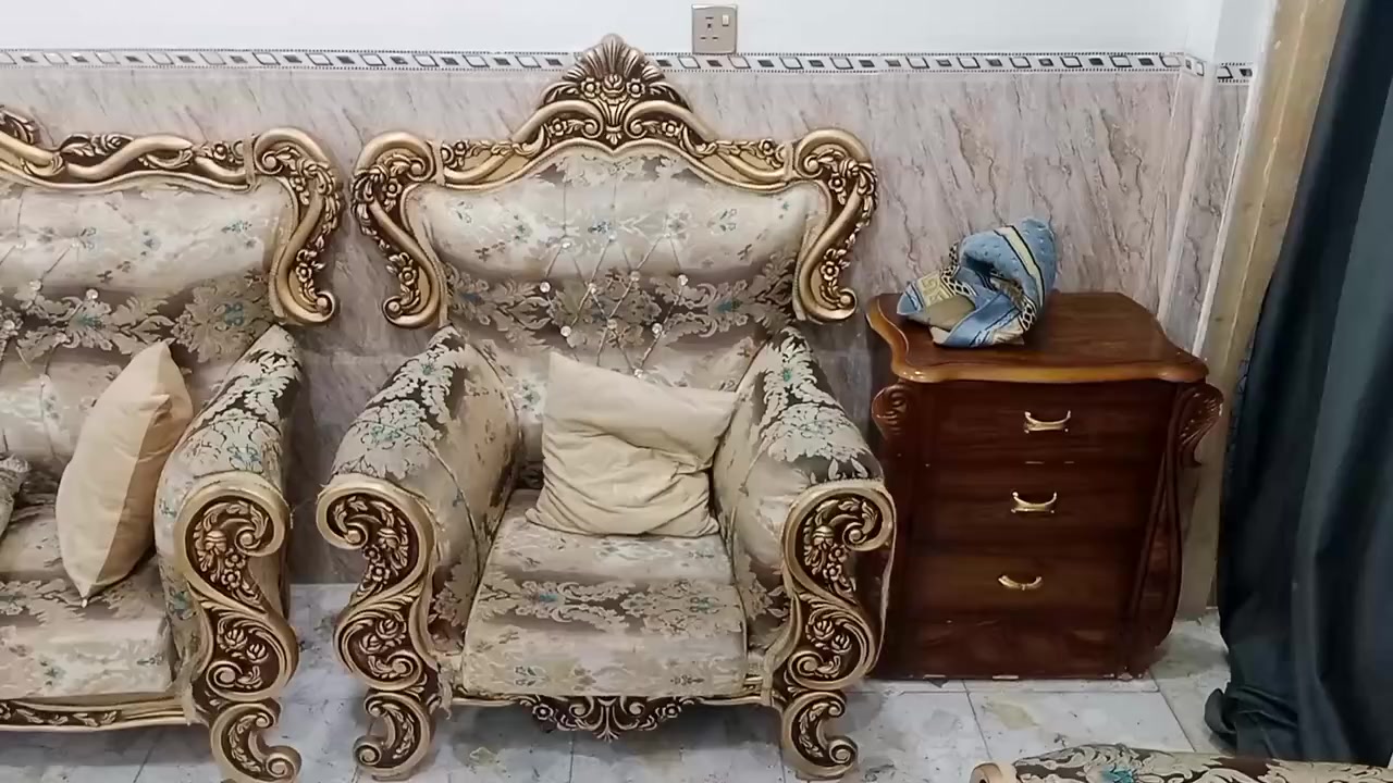 تخم ملكي البيع سعر 500بي مجال عنوان شارع 20 حي الرئاسة 3طبلات وياه رقم الهاتف ***********
