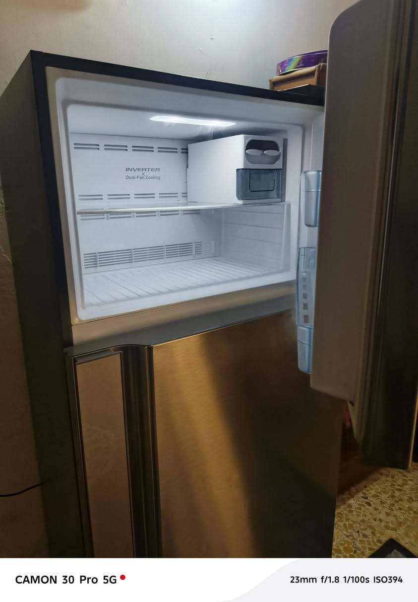 السلام عليكم للبيع ثلاجه حديثه نوع هيتاشي الحجم ١٨ اخت الجديده وابحث عليه وشوفه مواصفاته مأخذينه مليون ١٦٠ الف ورايدينه ٨٥٠ ثلاجه اخت الجديده العنوان حي اور للتواصل ***********
