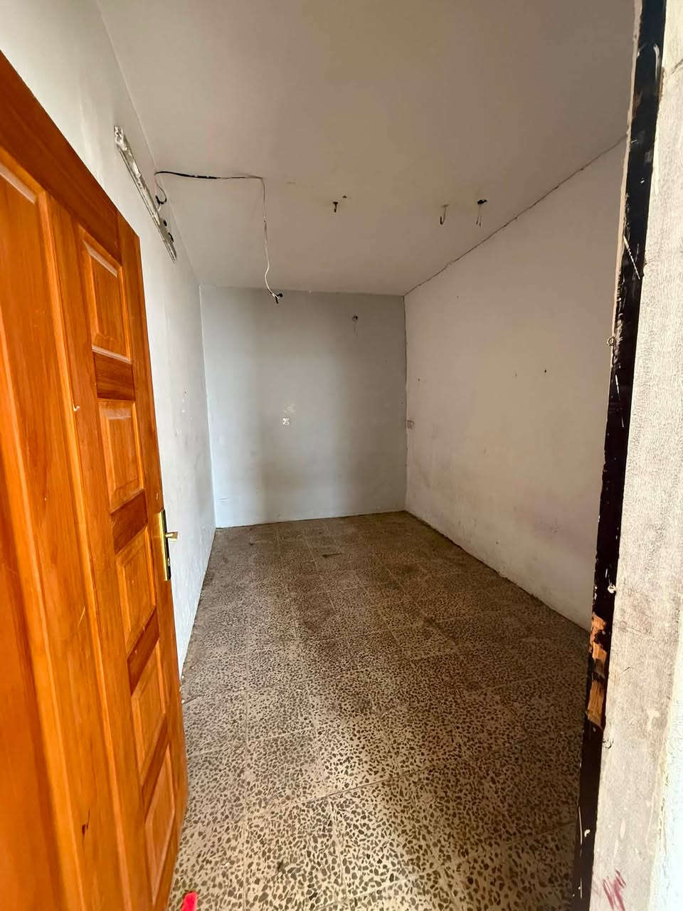السلام عليكم بيت مساحه 85 متر طابقين غرفتين نوم واستبقال ومطبخ ابو دشير شارع الضغط بشارع مستوصف يجار 450قفل ***********
