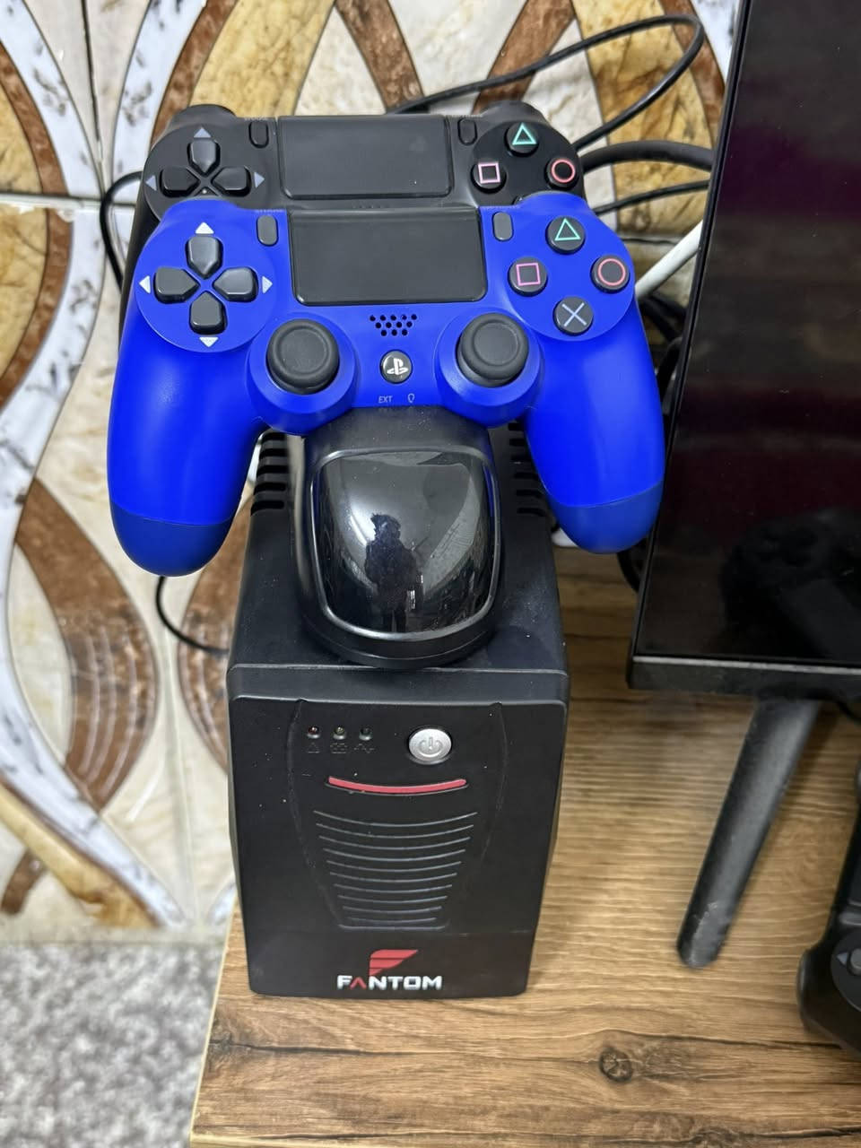 لسلام عليكم بلي 4سلم +يوبي اس + ٣ يدات ٢ تجاري واحد اصلي + هارد 500 السعر ٣٧٥ وبي مجال بسيط ***********
