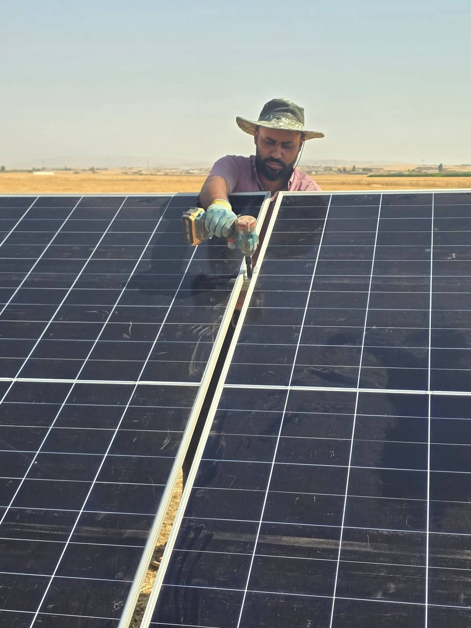 تحية طيبة لكل متابعينا 
  تنصيب غطاس 15 حصان
 🌞🌞منظومة ثابته للطاقة الشمسية           زراعي 
موصل/ الحمدانيه/
قريه كهريز  2026\7\22
تتكون من 🔦
الواح شمسية 🔦 عدد 30 سعة اللوح650 واط بايفيشل     🧧🎖🏆
على شكل 2 سلاسل كل سلسة 15 لوح 
بورد DCمتكامل من قواعط دورة مع فيوزات مع مانع صواعق 
تركيب ارضي للمظومة 
تمديد   الكيبلات تحت الارض في تري كيبل للحفاظ على الكيبلات 
انفيرتر  30🔦📟📟
ضمان حقيقي  سنة كاملة تحت شروط الضمان 
للتواصل و الاستفسار  
زيارة مكتب سرمد الطاقه الشمسيه  
              ناحيه الكوير 
 *********** سرمد
 ***********
مدير صيانة.***********
                   ***********
مدير الفني   ***********           
مدير صيانة. ***********
📞 ☎️☎️
موصل
***********
 ***********
مع (( مكتب  سرمد الطاقه الشمسيه  ))
             @دائما تقدم لك الافضل
