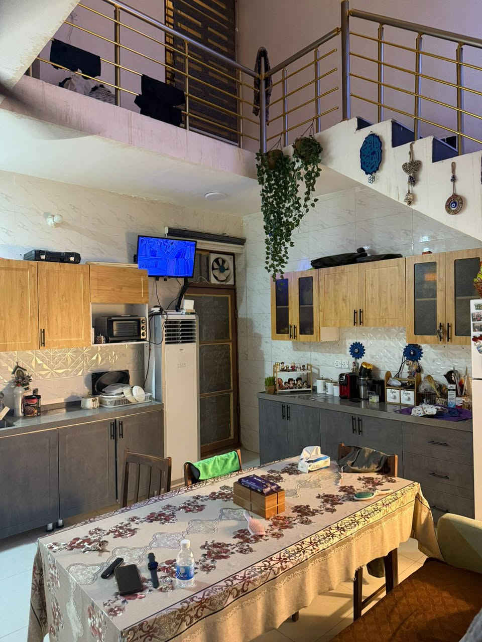 السلام عليكم بيت للبيع طابو زراعي سند25 بناء جديد المساحة 90متر طابقين يحتوي على 3غرف نوم صاله مطبخ صحيات مدخلين الموقع الدورة شارع 60 خدمات كاملة 
***********
